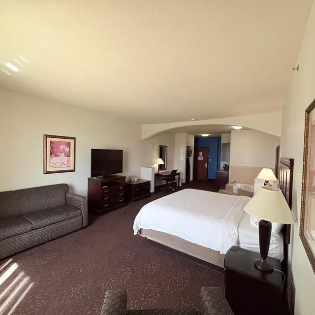 جناح بسرير كينج بحوض استحمام لذوي الإعاقة، Holiday Inn Express Hotel Suites Terrell 1/2
