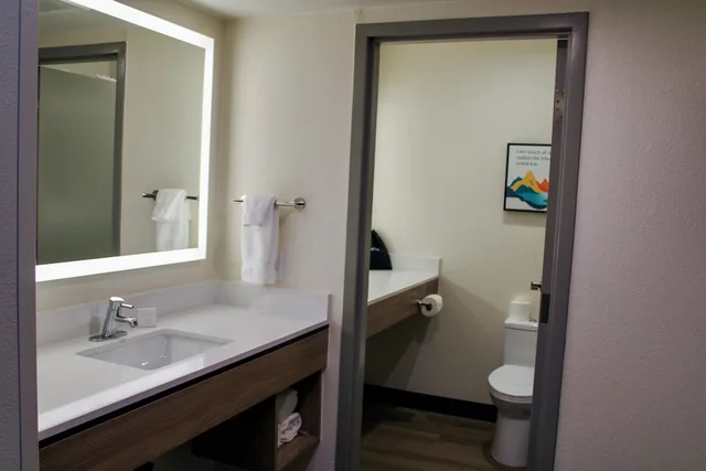 جناح بسرير كينج مع أريكة، The Cairn Hotel 3/6
