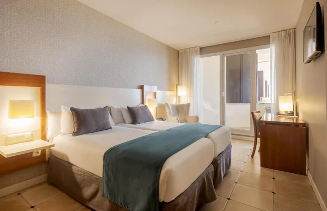 Room, Twin Beds, Lateral Side Sea View، Ilunion Fuengirola 1/7