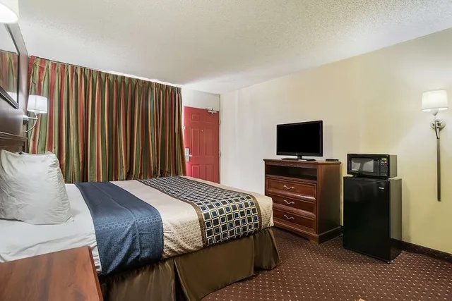 Room, King Bed, Americas Best Value Inn Tulsa at I-44 3/7