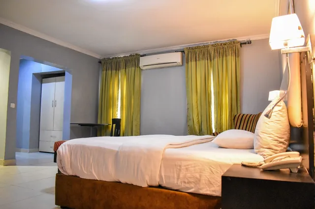 Royal, Suite, King Bed, Emerald Cove 4/7