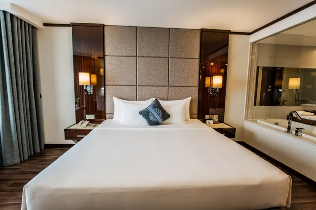 Deluxe, King Bed, Bay View، Central Luxury Ha Long Hotel 1/4