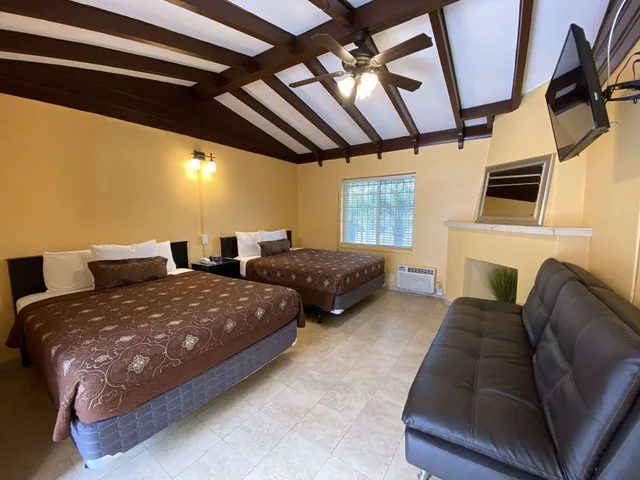 غرفة ديلوكس بسريرين كوين مع أريكة، El Patio Inn Studio City 2/10