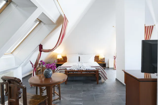 غرفة ثلاثية بسرير كوين وسرير فردي، Hotel Astoria Am Urachplatz 7/10
