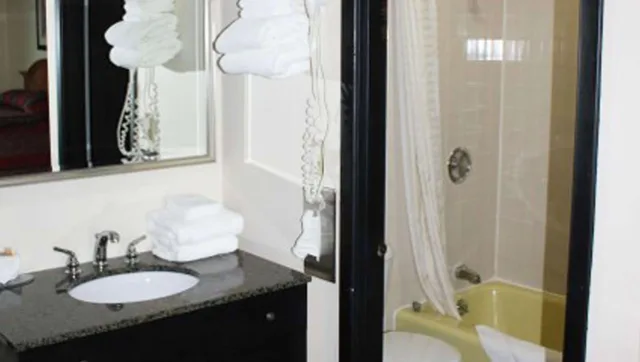 جناح جونيور، The Colonial Inn 4/5