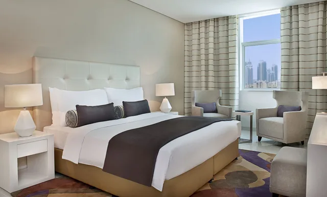 Deluxe, King Bed, City Skyline View, Kitchenette، DAMAC Maison Cour Jardin 2/4