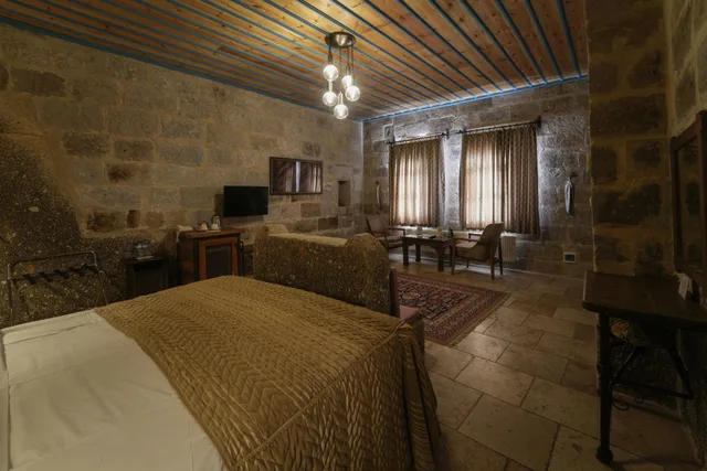 جناح جونيور، Tekkaya Cave Hotel 8/10