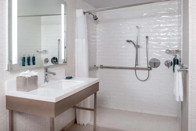 غرفة بسرير كوين، DoubleTree by Hilton Chicago - North Shore Conference Center 5/10