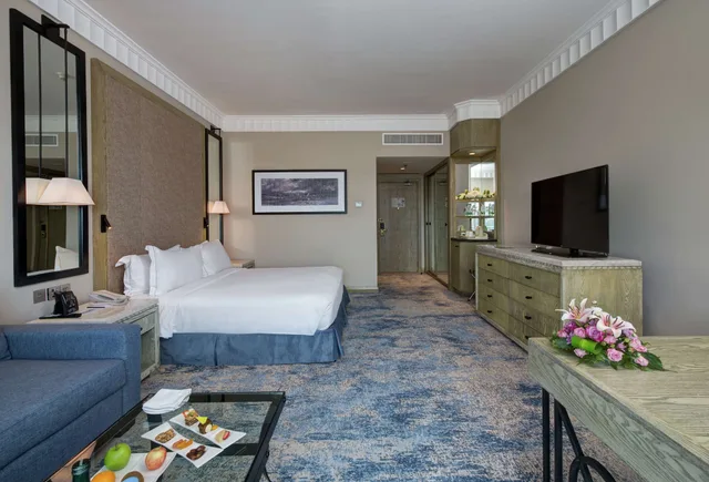 غرفة سوبيريور بسرير كينج بإطلالة جزئية على البحر، Hilton Salalah Resort 2/6