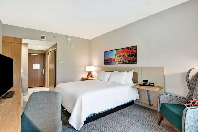 غرفة بسرير كينج بإطلالة على البحر، Hilton Garden Inn Biloxi 2/4
