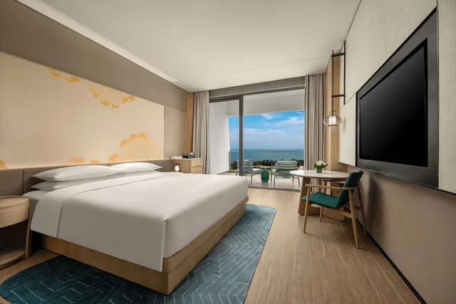 غرفة بريميوم بسرير كينج بإطلالة على البحر بشرفة، HUALUXE Resort Beihai Silver Beach by IHG 1/3
