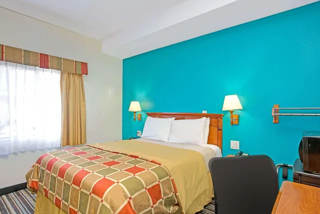 غرفة بسرير كوين، Travelodge By Wyndham LAX South 4/8