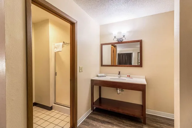 غرفة بسرير كوين، Econo Lodge Valley City, ND 2/2