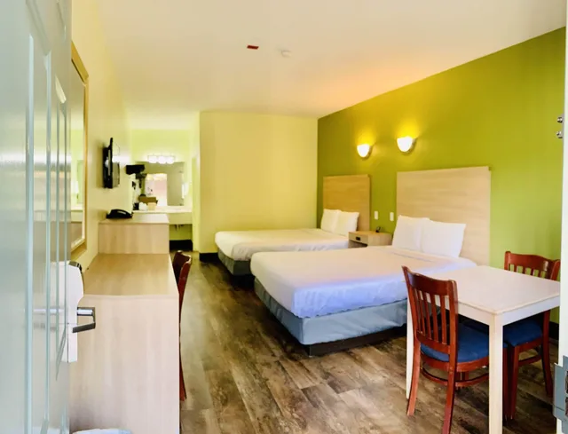 غرفة قياسية بسريرين كوين، Weston Inn Suites 1/4