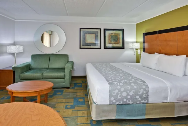 جناح بسرير كينج بغرفة نوم واحدة، La Quinta Inn & Suites by Wyndham Ft. Lauderdale Airport 1/5