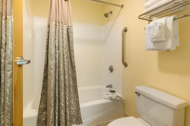 غرفة بريميير بسرير كينج لذوي الإعاقة، The Carriage House Inn Newport 5/5