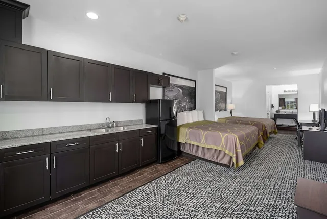 Efficiency, 2 Queen Beds، Super 8 by Wyndham Carthage TX 2/3