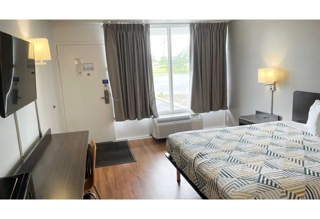 غرفة بسرير كينج، Motel6 Troy, OH 1/2