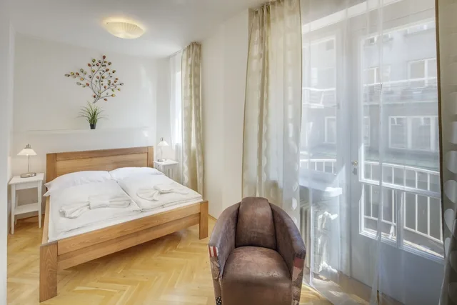 غرفة ثلاثية بسرير مزدوج وسرير فردي بغرفة نوم واحدة بمطبخ صغير، OLD TOWN SQUARE APARTMENTS 5/6