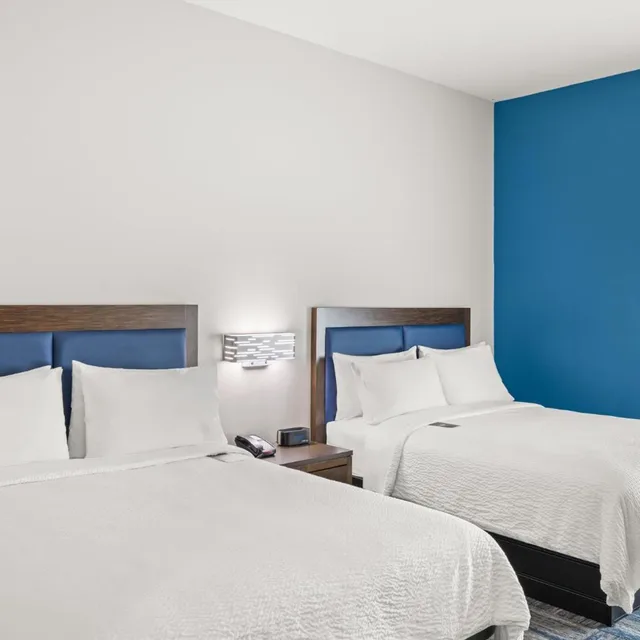 غرفة قياسية بسرير كينج وسريرين كوين، Holiday Inn Express Asheville Woodfin an IHG Hotel 1/10