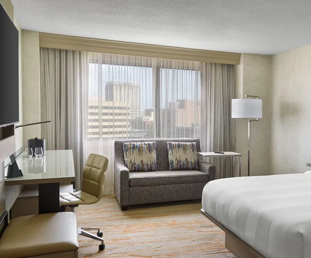 غرفة بسرير كينج مع أريكة، Chattanooga Marriott Downtown 3/8