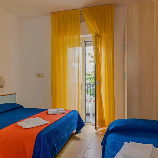 غرفة قياسية ثلاثية بشرفة، Hotel Plaza 5/10