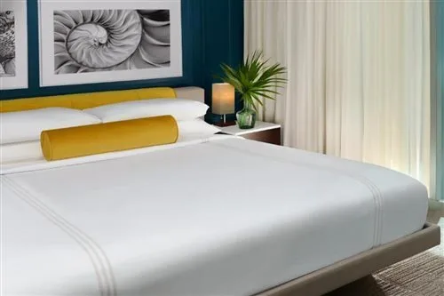 غرفة بريميوم بسرير كينج بإطلالة على البحر، Sole Miami A Noble House Resort 1/2