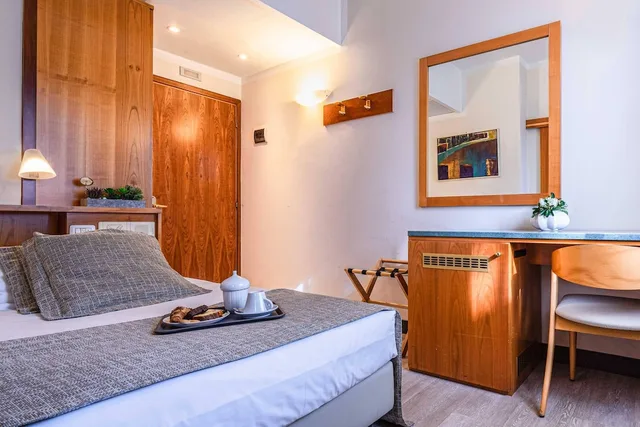 غرفة قياسية رباعية بسريرين منفصلين مع سرير سحّاب إضافي مع أريكة، Park Hotel Ai Pini 2/6