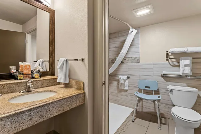 غرفة بسرير كينج لذوي الإعاقة، Comfort Inn Santa Rosa on Route 66 7/7