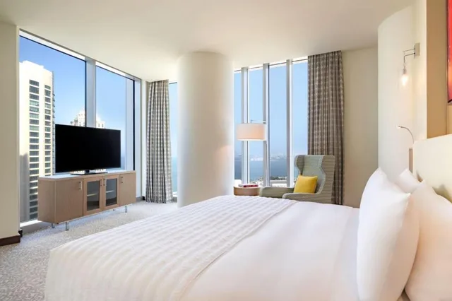 غرفة كلوب بسرير كينج بإطلالة على البحر، Le Meridien City Center Doha 1/10