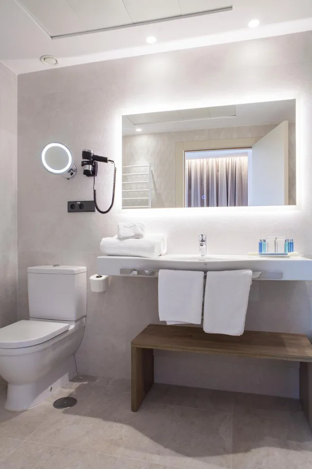 جناح جونيور بشرفة، Presidente Hotel 7/9