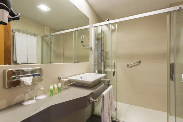 غرفة ديلوكس بسرير مزدوج بشرفة بحوض جاكوزي، Palladium Hotel Cala Llonga - Adults Only 6/8
