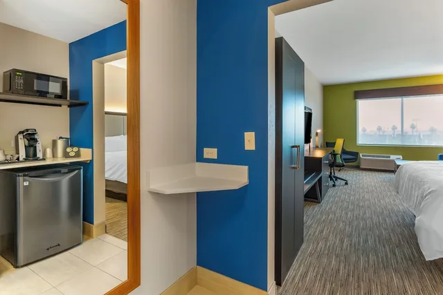 جناح بسرير كينج بمنطقة جلوس، Holiday Inn Express Suites Phoenix Dwtn State Capitol 6/6