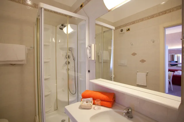 جناح بسرير كوين مع أريكة، Savoia Thermae Spa 6/8