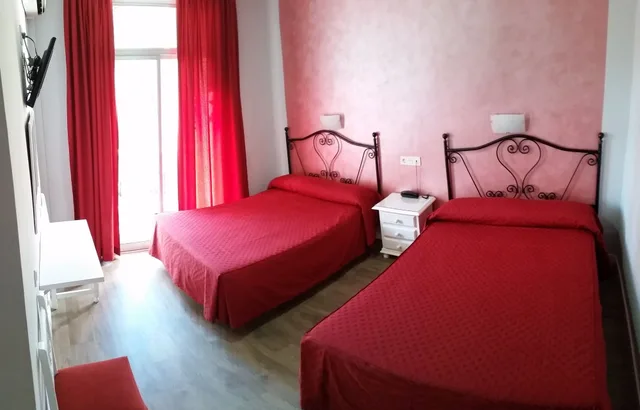 Standard, Twin Beds, Sonia 1/10