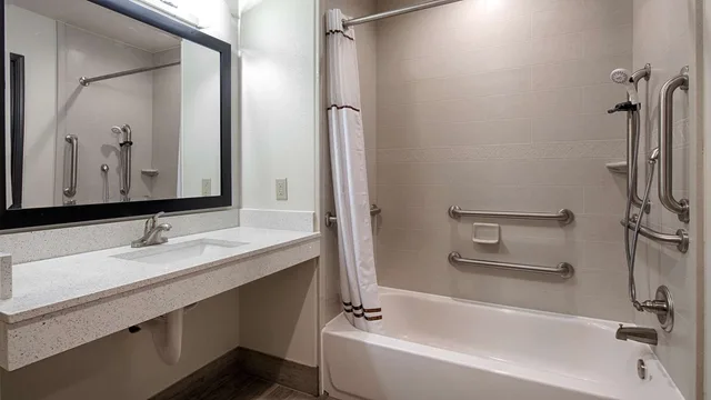 جناح بسرير كينج مع أريكة لذوي الإعاقة، Best Western Plus Ardmore Inn Suites 2/2