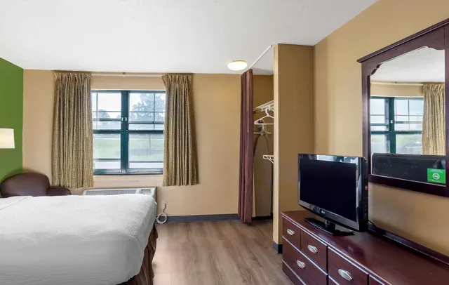Room, King Bed, Suburban Studios Exton - Philadelphia Great Valley 2/3