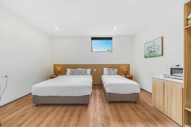 غرفة سوبيريور بسرير كوين وسرير فردي، WM Hotel Bankstown 2/6