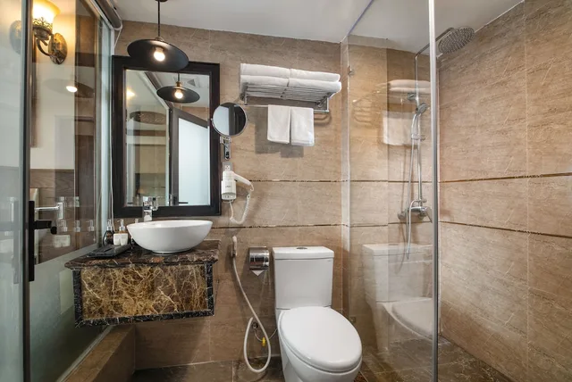 غرفة ثلاثية بسرير كوين وسرير فردي بإطلالة على المدينة، Alisa Hotel & Spa 4/4