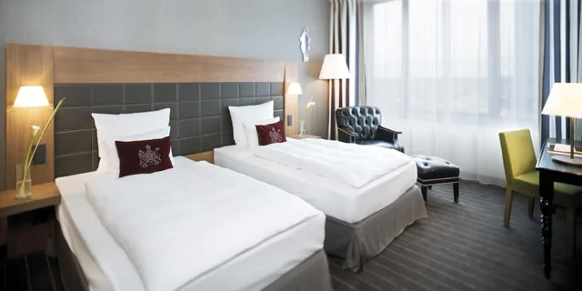 غرفة متصلة عائلية بسريرين منفصلين وسرير كينج، Movenpick Hotel Stuttgart Airport 3/5