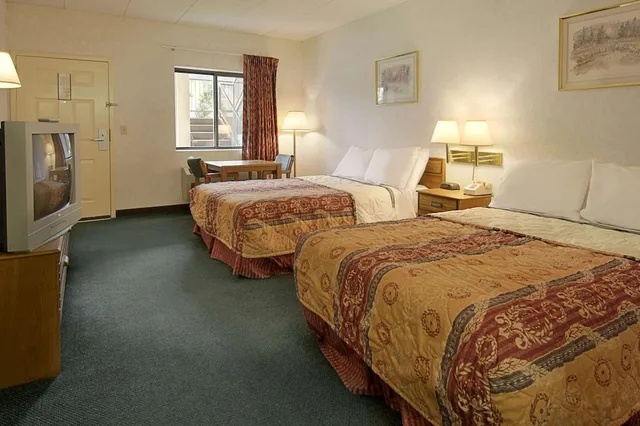 Standard, 2 Queen Beds, Smoking, Days Inn by Wyndham Morehead 2/5