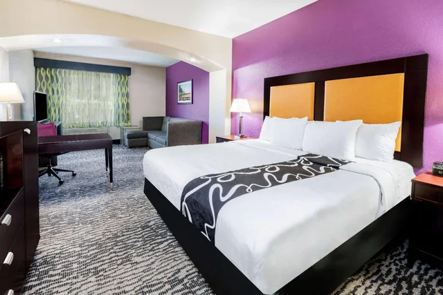 غرفة بسرير كينج بحوض استحمام لذوي الإعاقة، La Quinta Inn & Suites by Wyndham DFW Airport West - Bedford 1/2