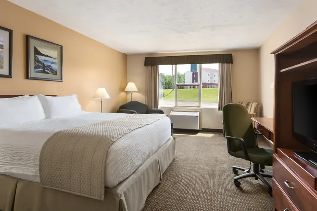 غرفة ديلوكس بسرير كينج، Days Inn & Suites by Wyndham Moncton 2/6