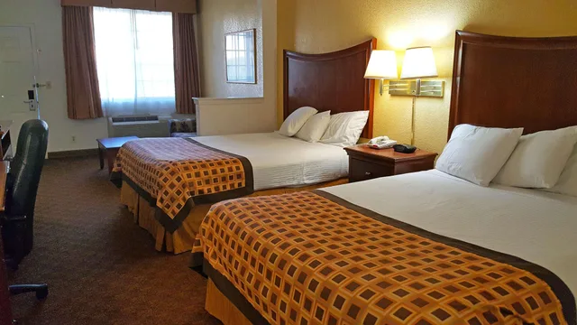 2 Queen Beds Access Suite NS، Americas Best Value Inn Suites Ft Worth S 1/3