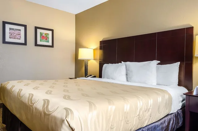 غرفة بسرير كينج لذوي الإعاقة، Quality Inn Ruston 1/3