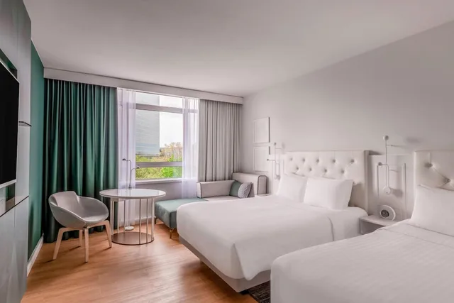 غرفة سوبيريور بسريرين مزدوجين، Munich Marriott Hotel 1/6
