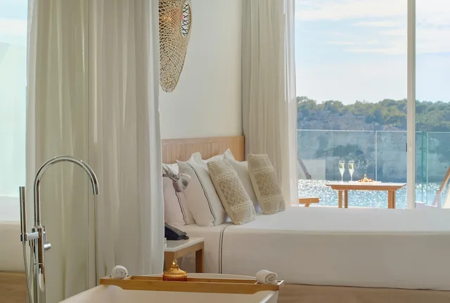 The Level, Junior Suite, Queen Bed, Panoramic View, Sofa، Melia Cala Galdana 3/5