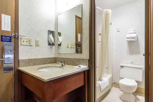 غرفة بسرير مزدوج، Days Inn by Wyndham La Crosse 10/10