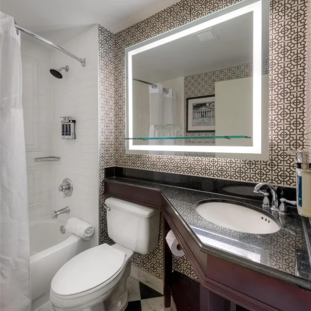 غرفة قياسية بسرير كينج، Hamilton Hotel Washington DC 3/8