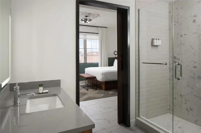 Historical, Guest Room, King Bed, City View، Hotel Forty Five, Macon, a Tribute Portfolio Hotel 4/7